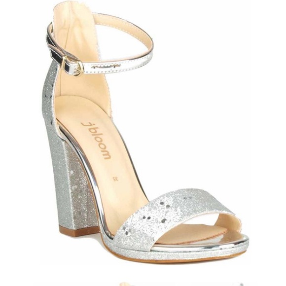 Silver sparkly heels ❤️